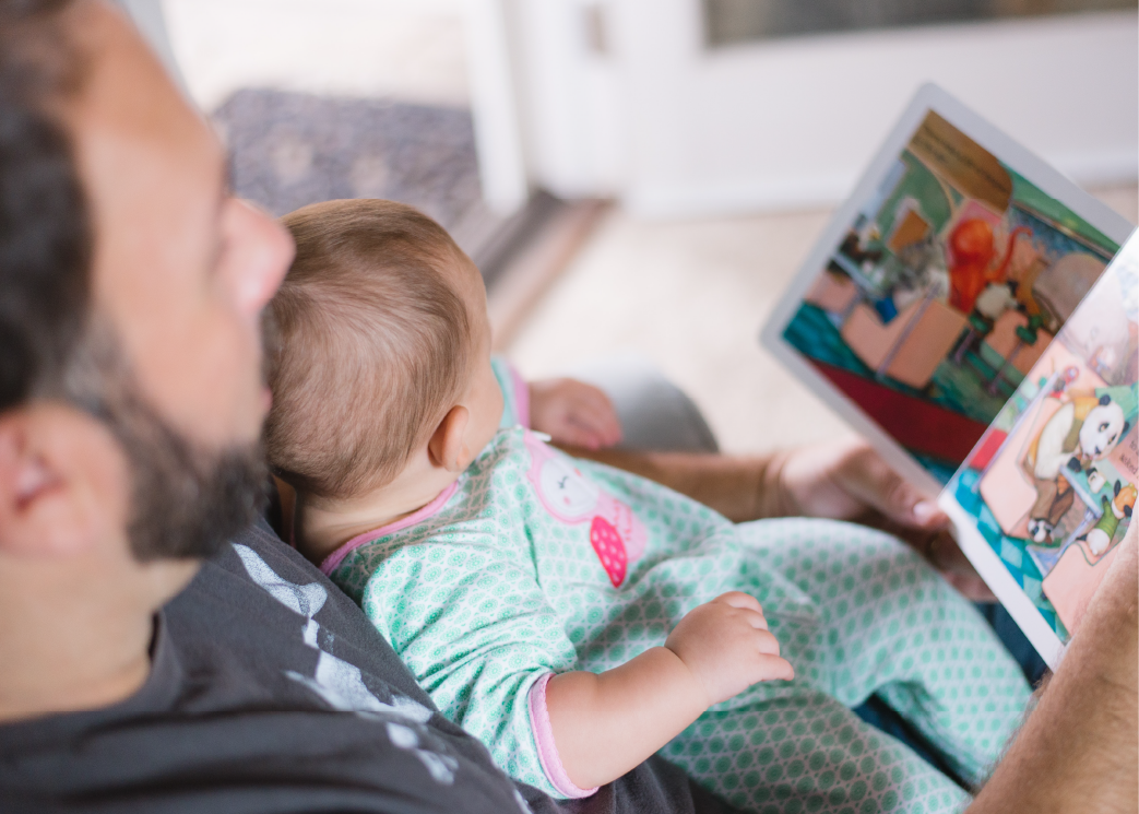 Papá con hijo leyendo cuento